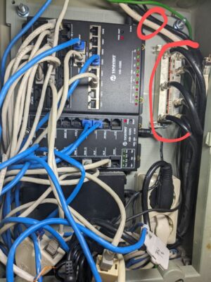 아파트 현관의 단자함 내부 모습